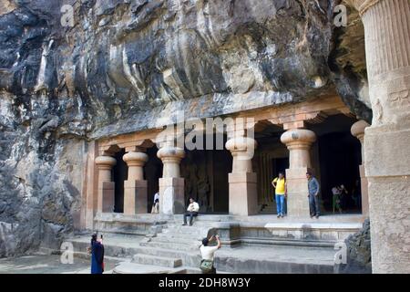 Mumbai, Inde - 23 octobre 2018 : Temple grotte sur l'île Elephanta, site classé au patrimoine mondial de l'UNESCO, Bombay dans l'État de Maharasthra Banque D'Images