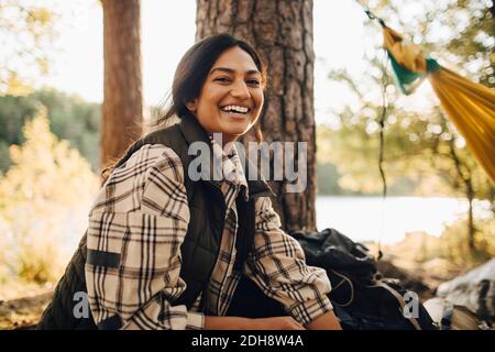 Portrait d'une femme souriante en forêt pendant les vacances Banque D'Images