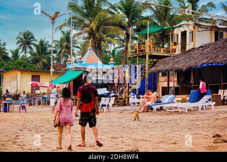 Goa, Inde - 25 octobre 2018: Les gens et les touristes faisant des activités de loisirs sur une plage commerciale de Goa. Les gens appréciant sur une plage de Goan pendant les vacances Banque D'Images