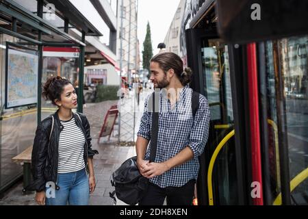 Des amis qui parlent en bus en ville Banque D'Images