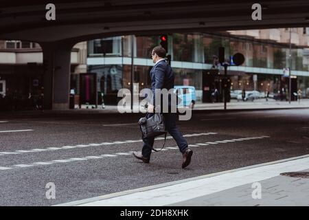 Homme d'affaires avec chemin de passage à sac en ville Banque D'Images