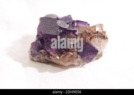 Cristaux de fluorite avec quatrz échantillons minéraux, gemmes de la terre rare Banque D'Images