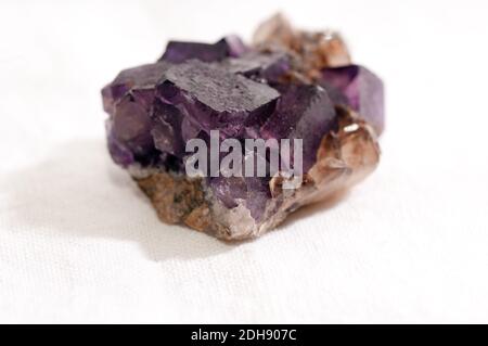 Cristaux de fluorite avec quatrz échantillons minéraux, gemmes de la terre rare Banque D'Images