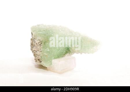 Cristal minéral apophyllite prehnite sur échantillon sur le granit Banque D'Images