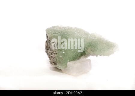 Cristal minéral apophyllite prehnite sur échantillon sur le granit Banque D'Images