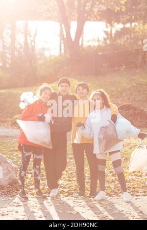 Des écologistes hommes et femmes avec des déchets de microplastiques dans le parc Banque D'Images