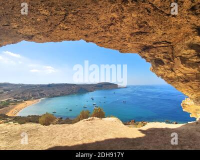 Vue sur la baie de Ramla depuis la grotte de Tal Mixta sur l'île de Gozo, Malte. Banque D'Images