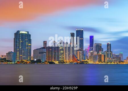 Miami, Floride, États-Unis vue sur la ville du centre-ville sur Biscayne Bay au crépuscule.