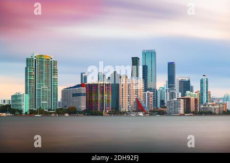 Miami, Floride, États-Unis vue sur la ville du centre-ville sur Biscayne Bay au crépuscule.