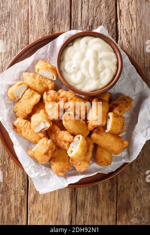 Kibbeling est une cuisine typiquement hollandaise de rue, il se compose de morceaux de poisson dunked dans la pâte qui sont frits profondément et servis avec une sauce trempée près de la TH Banque D'Images