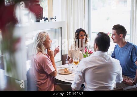 Les collègues d'affaires parlent tout en déjeunant au restaurant pendant la réunion Banque D'Images