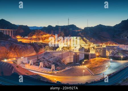 Le Barrage Hoover sur la rivière Colorado, Nevada et l'Arizona chevauchants au crépuscule. Banque D'Images