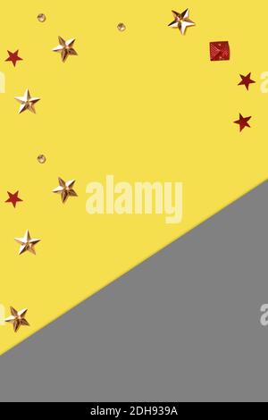 Couleur de l'année 2021 jaune et gris avec confetti dans les différentes formes. Photo de haute qualité Banque D'Images