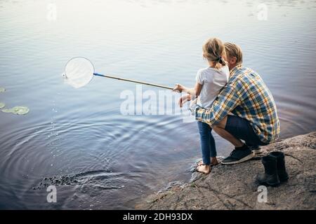 Vue panoramique sur la pêche de père et de fille dans le lac Banque D'Images