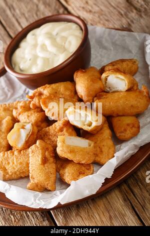 Kibbeling est une cuisine typiquement hollandaise de rue, il se compose de morceaux de poisson dunked dans la pâte qui sont frits profondément et servis avec une sauce trempée près de la TH Banque D'Images