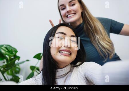 Portrait de femmes blogueurs heureux accrochant des dents dans le bureau créatif Banque D'Images