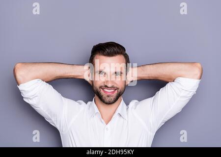 Gros plan portrait de son beau attrayant réussi heureux joyeux tricherie homme repos pause rêve isolé sur violet gris pastel violet Banque D'Images