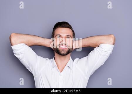 Gros plan portrait de son beau contenu attrayant réussi rêveur gaie homme reposant pause pause pause fantasisant isolé sur gris violet Banque D'Images