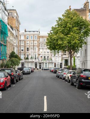 South Kensington Townhouses, Londres, Royaume-Uni. Maisons de ville géorgiennes et parking bondé dans une rue latérale typique de l'Ouest de Londres. Banque D'Images