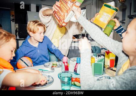 Family eating breakfast at table Banque D'Images