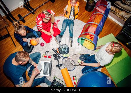 Vue en grand angle de la famille assise à l'étage Banque D'Images