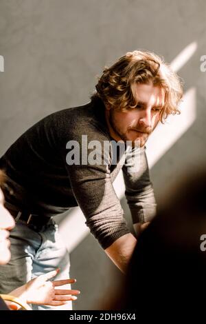 Businessman working in office Banque D'Images