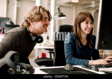 Hommes et femmes souriants professionnels discutant au bureau Banque D'Images