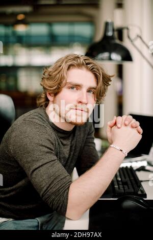 Portrait of businessman sitting in office Banque D'Images