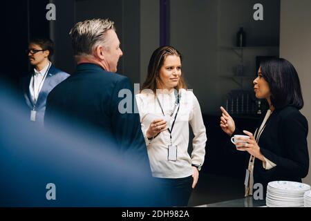Femmes d'affaires avec homme d'affaires au séminaire de bureau Banque D'Images