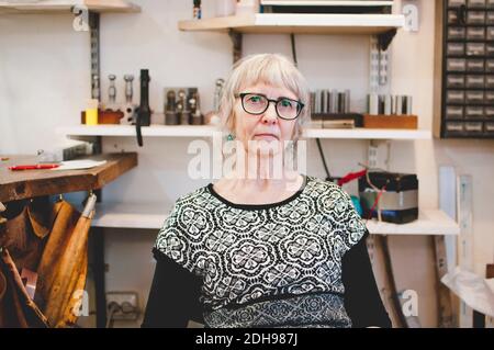 Portrait d'une femme senior confiante dans un atelier de bijoux Banque D'Images