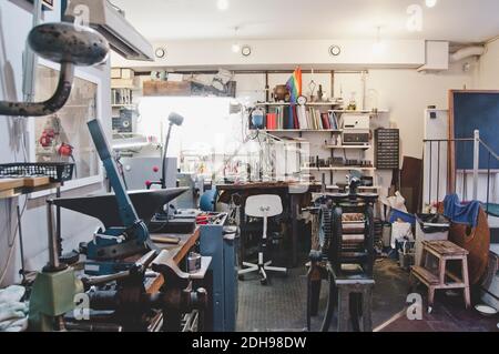 Anciennes machines et divers outils de travail dans un atelier de bijoux Banque D'Images