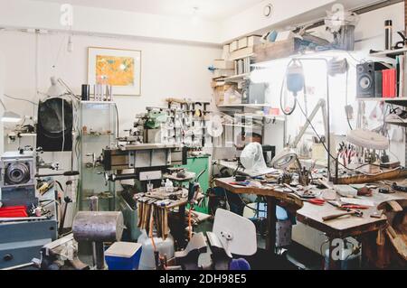 Divers outils de travail dans un atelier de bijoux Banque D'Images