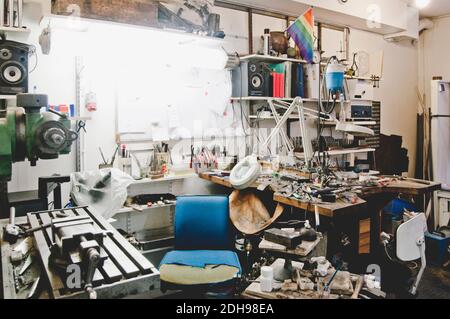 Machines et divers outils de travail dans un atelier de bijoux Banque D'Images