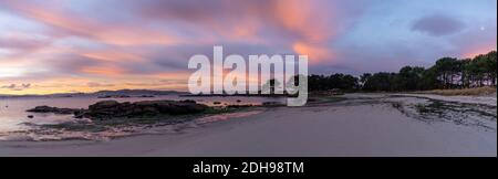 Un lever de soleil panoramique sur la plage à Ila de Arousa Dans l'ouest de la Galice Banque D'Images