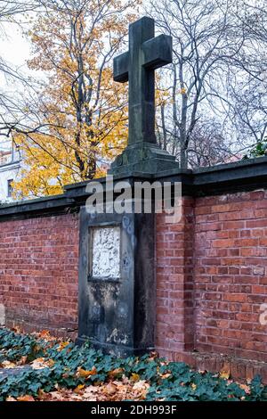 Berlin, Mitte. Ancienne tombe avec une croix et un déutil sculptural dans le cimetière protestant de Dorotheenstadt et le cimetière. Banque D'Images