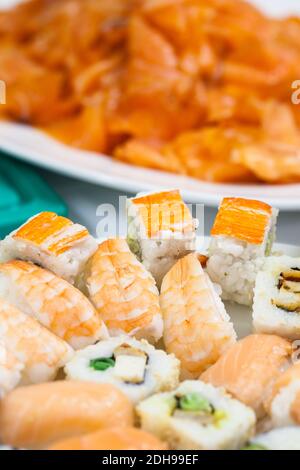 Buffet de poisson : sélection de sushis devant une assiette de saumon Banque D'Images