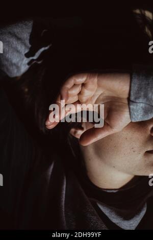 Gros plan de la femme stressée à la maison Banque D'Images