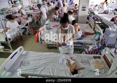 Manille, Philippines. 08 décembre 2020. Les mères avec leurs bébés dans le service néonatal de l'hôpital Jose Fabella, également connu sous le nom de « usine de bébé ». Il s'agit de l'une des maternités les plus fréquentées au monde et le taux de natalité est déjà encore plus élevé en raison de la pandémie de Corona. Credit: Alejandro Ernesto/DPA/Alamy Live News Banque D'Images