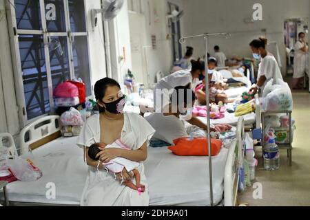 Manille, Philippines. 08 décembre 2020. Les mères avec leurs bébés dans le service néonatal de l'hôpital Jose Fabella, également connu sous le nom de « usine de bébé ». Il s'agit de l'une des maternités les plus fréquentées au monde et le taux de natalité est déjà encore plus élevé en raison de la pandémie de Corona. Credit: Alejandro Ernesto/DPA/Alamy Live News Banque D'Images