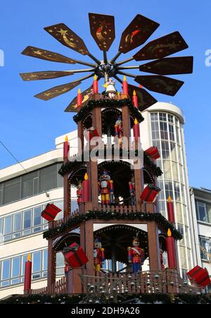 Pyramide de Noël à la place Kropcke à Hanovre, en Allemagne Banque D'Images