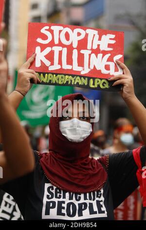 Manille, Philippines. 10 décembre 2020. Les manifestants portant des masques et pratiquant la distanciation physique tiennent leurs pancartes avec différents messages pendant le rassemblement de la Journée internationale des droits de l'homme. Le peuple demande à l'administration du président Rodrigo Duterte de mettre fin aux meurtres et de libérer les prisonniers politiques. Crédit : CIC de la majorité mondiale/Alamy Live News Banque D'Images