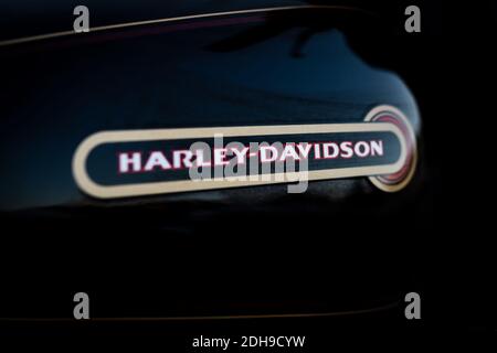 Logo Harley Davidson sur un réservoir de carburant de moto tiré lors d'un rallye en plein air à Imperia, Ligurie, Italie Banque D'Images