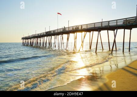 Avalon Pier et la plage sur les rives extérieures du Nord Caroline au lever du soleil Banque D'Images