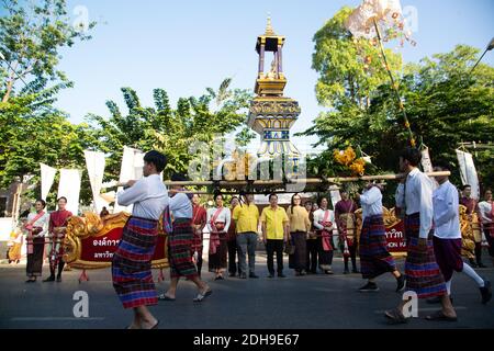 Des personnes non identifiées de la traditionnelle parade bouddhiste en se présentant dans la rue, dans les participants prennent part à la célébration de la soie internationale. Banque D'Images