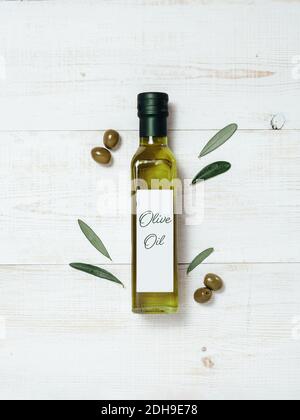 Maquette de bouteille en verre à l'huile d'olive, vue du dessus Banque D'Images