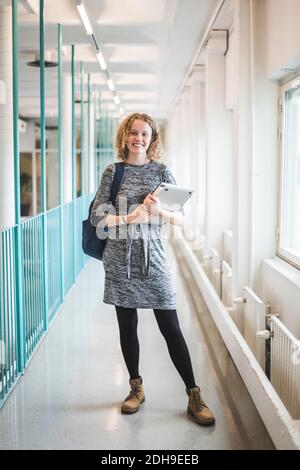 Portrait d'une jeune étudiante souriante dans le couloir de l'université Banque D'Images
