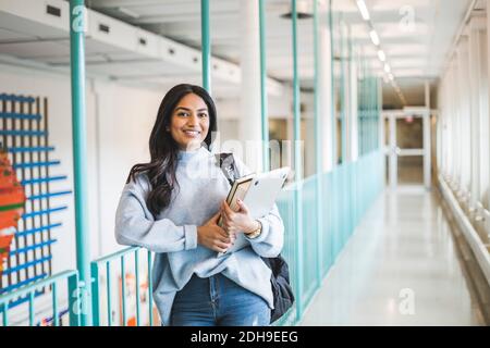 Portrait de la jeune étudiante dans le couloir de l'université Banque D'Images