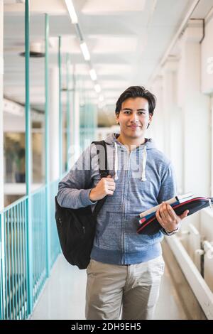Portrait d'un étudiant souriant dans le couloir de l'université Banque D'Images