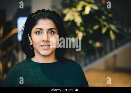 Portrait of smiling businesswoman in office Banque D'Images