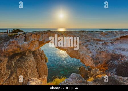 Célèbre pont de pierre Sin au lever du soleil à Ayia Napa Chypre